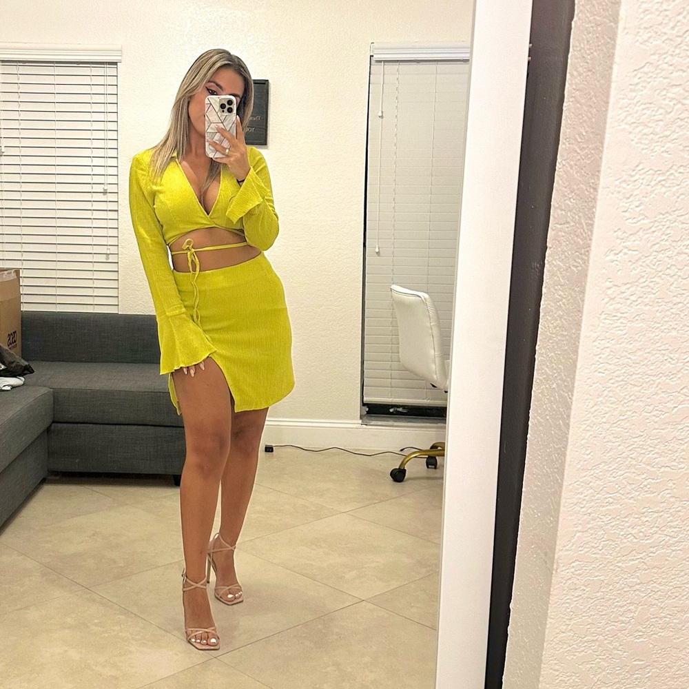 2 piece set cropped with strap in lime size 6